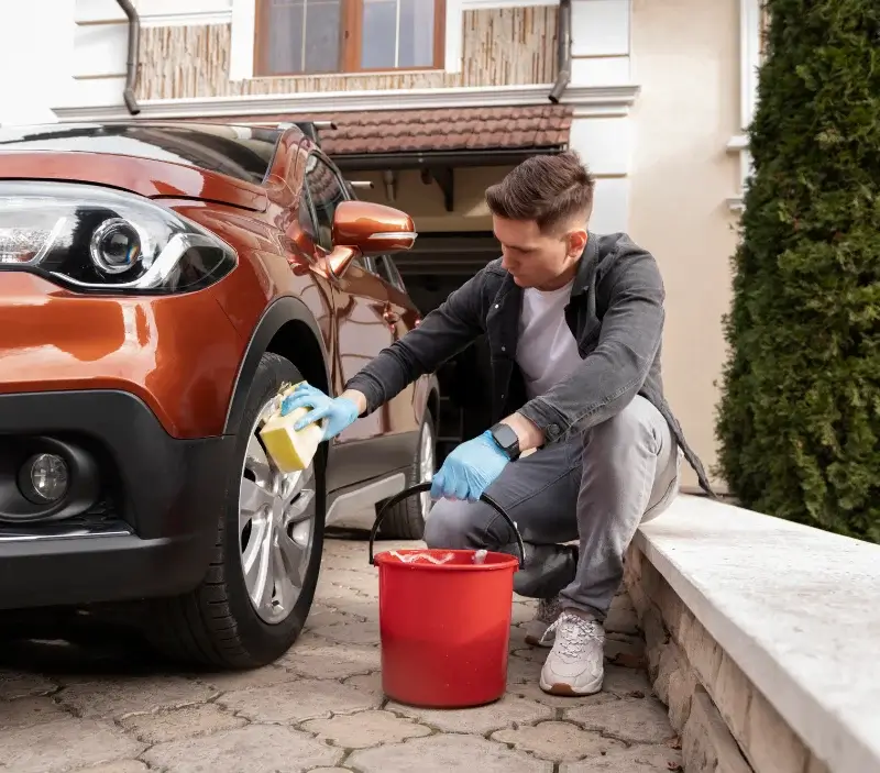 Lavage auto à domicile Ayn : professionnel intervenant sur un véhicule